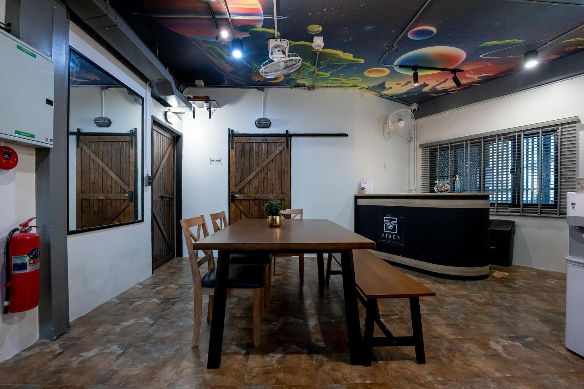Vibes Hostel Bangkok Exterior foto